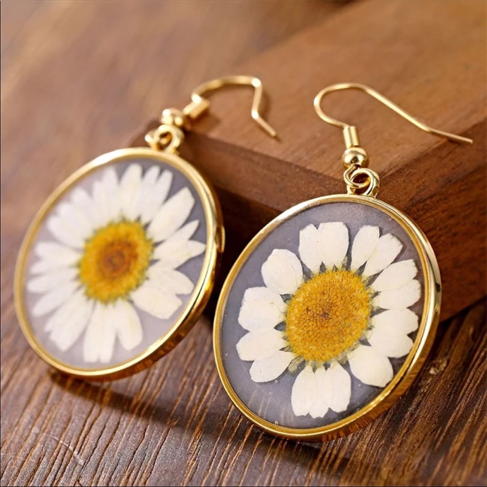 “Daisy Sundays” Real Flower Gold Circle Pendant Bohemian Hippie Plant Earrings